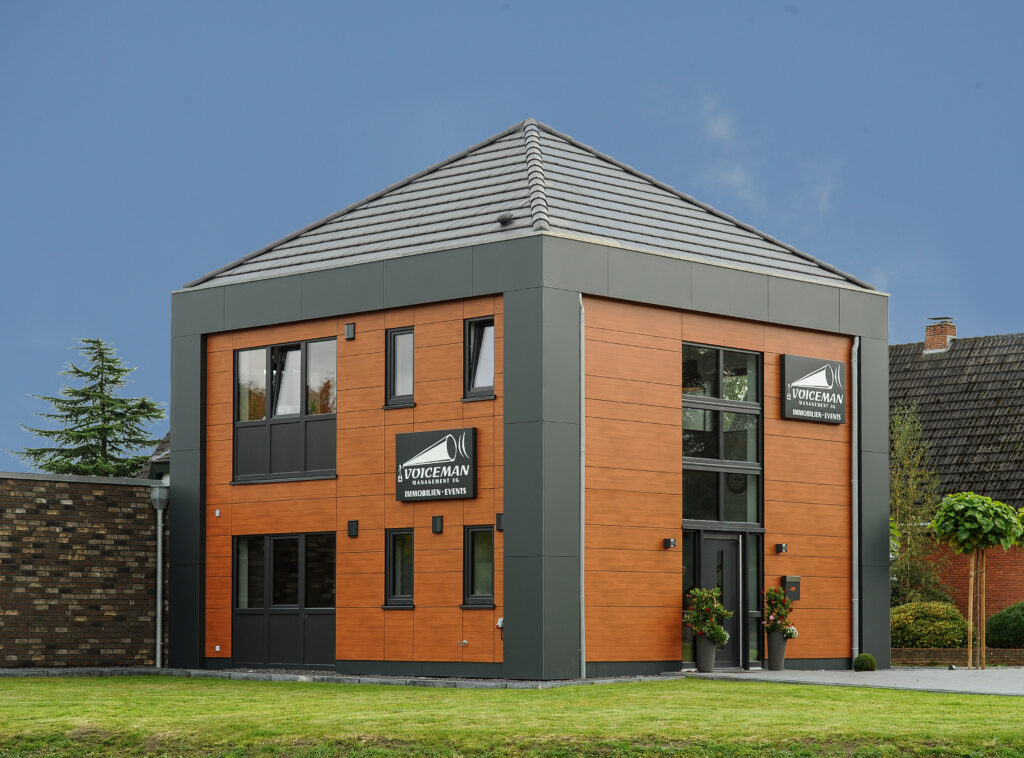 Modernes Firmengebäude von Voiceman Management im Bereich Immobilienmanagement und Vermarktung.