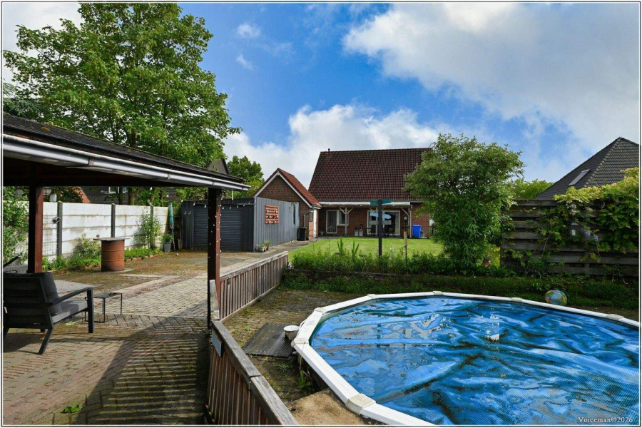 Pool mit Rückansicht Haus / Garten
